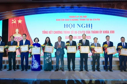 Phó Bí thư thường trực Thành ủy Hà Nội Nguyễn Văn Phong trao bằng khen cho các tập thể, cá nhân có thành tích trong triển khai Chương trình số 06-CTr/TU.