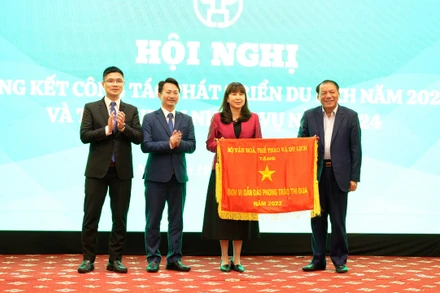 Bộ trưởng Văn hóa, Thể thao và Du lịch Nguyễn Văn Hùng trao cờ thi đua cho đại diện lãnh đạo Sở Du lịch Hà Nội.
