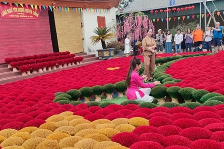 Khách du lịch thích thú với trải nghiệm tại làng tăm hương Quảng Phú Cầu Cầu (huyện Ứng Hoà, Hà Nội).