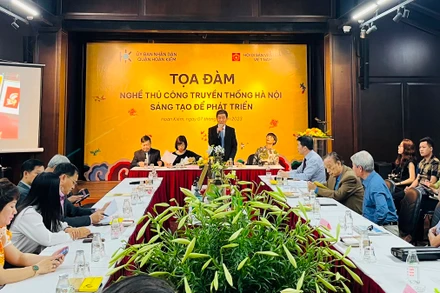 Các đại biểu trao đổi về những giải pháp đổi mới, phát huy giá trị nghề thủ công truyền thống.