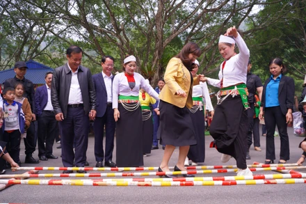 Các đại biểu tham gia trải nghiệm nét đẹp văn hoá vùng núi Ba Vì tại Lễ hội. 
