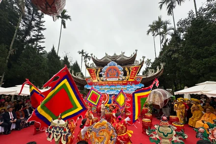 Biểu diễn nghệ thuật mừng khai hội chùa Hương.