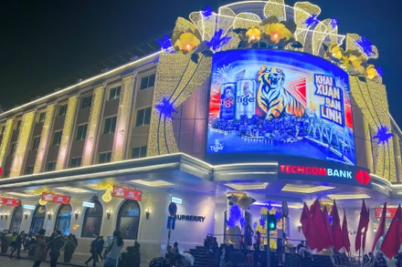 Người dân đổ về khu vực bờ hồ Hoàn Kiếm đón giao thừa. (Ảnh: Duy Linh)