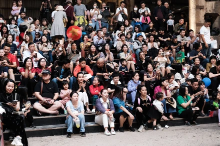 Các không gian biểu diễn nghệ thuật luôn đầy ắp khán giả là một thành công lớn của Lễ hội Thiết kế Sáng tạo.