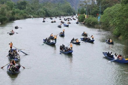 Chùa Hương mùa lễ hội - một trong những điểm du lịch tâm linh hấp dẫn nhất của Hà Nội dịp đầu xuân.
