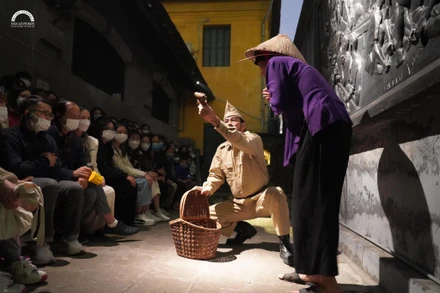 Khách du lịch tham gia tour du lịch đêm tại di tích Nhà tù Hỏa Lò.