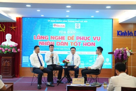 Các đại biểu trao đổi về việc làm thế nào để Trung tâm Phục vụ hành chính công giải quyết công việc hiệu quả hơn nữa.