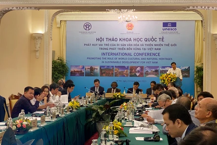Các đại biểu chia sẻ kinh nghiệm về bảo tồn di sản thế giới tại Việt Nam.