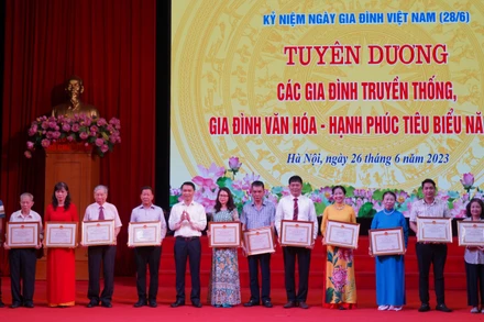 Hà Nội tôn vinh những gia đình giữ gìn nét đẹp văn hóa truyền thống, vun đắp những giá trị gia đình trong cuộc sống.