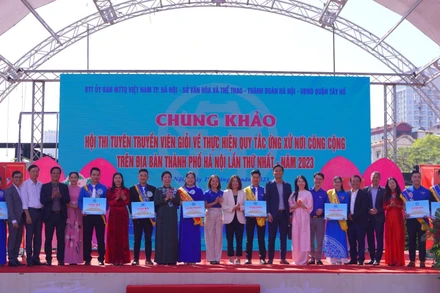 Ban Tổ chức tôn vinh những đội có thành tích xuất sắc tại Hội thi.