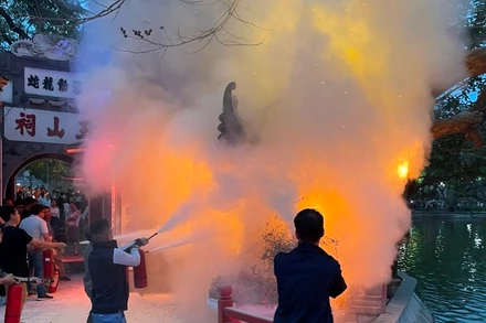 Dập đám cháy gần đền Ngọc Sơn.