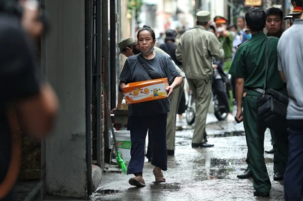 Người dân tiếp tế các lực lượng tham gia chữa cháy và những người bị nạn.