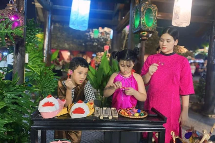 Các em nhỏ vui Trung thu trong Đêm hội Trăng rằm.