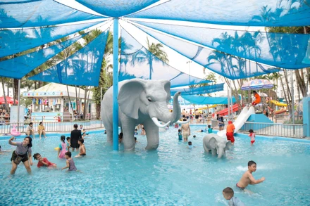 Khu vui chơi dành cho trẻ em thu hút đông khách tại Công viên nước Hồ Tây.