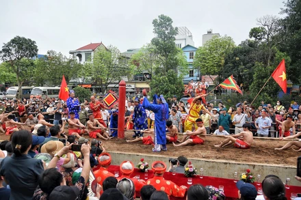 Kéo co ngồi- một di sản văn hóa đặc sắc trên địa bàn Long Biên được bảo tồn, phát huy giá trị. 