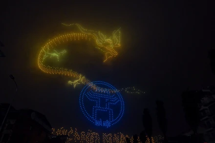 Trình diễn ánh sáng bằng thiết bị bay không người lái tại hồ Tây trong đêm giao thừa xuân Giáp Thìn.