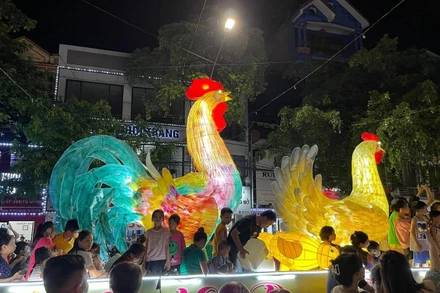 Các hoạt động tại phố đi bộ quanh Thành cổ Sơn Tây thu hút khách tham quan.