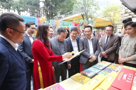 Các đại biểu tham quan hoạt động tại Phố sách Xuân Giáp Thìn.