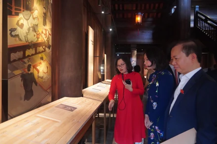 Các đại biểu tìm hiểu về truyền thống hiếu học, trọng hiền tài của nước ta thông qua các tài liệu trưng bày.