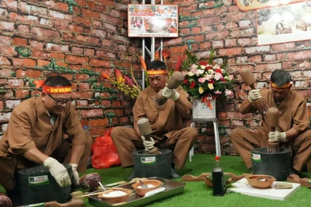 Các nghệ nhân trình diễn giã giò chả tại Lễ hội Văn hóa Ẩm thực Hà Nội 2024.