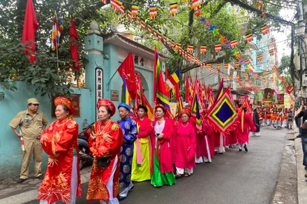 Lễ rước truyền thống tại đền Kim Liên.