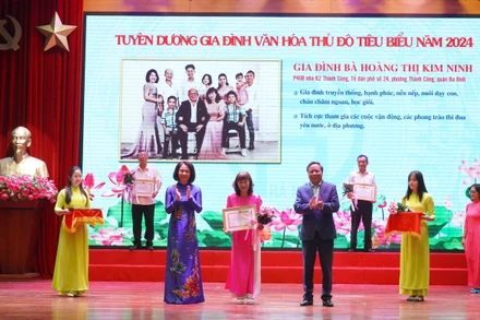 Phó Bí thư Thành ủy Hà Nội Nguyễn Văn Phong và Phó Chủ tịch Ủy ban nhân dân thành phố Hà Nội Vũ Thu Hà trao tặng danh hiệu Gia đình Văn hóa Thủ đô tiêu biểu cho các gia đình có nhiều thành tựu trong xây dựng gia đình văn hóa. 