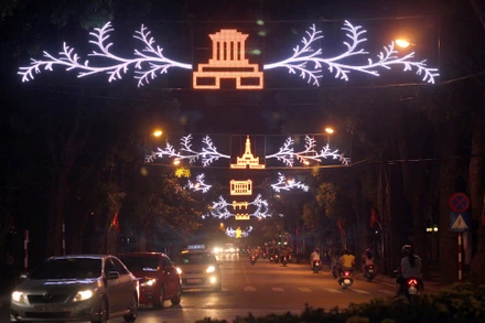 Trang trí ánh sáng thành phố Hà Nội được đánh giá là hài hoà giữa truyền thống và hiện đại.