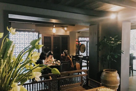 Ẩm thực Hà thành hấp dẫn từ sự tinh tế trong cả không gian lẫn hương vị các món ăn. 
