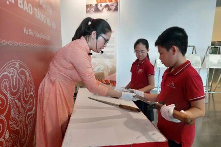 Các em học sinh được trực tiếp chạm vào những vũ khí đã được nhân dân ta sử dụng để giành chính quyền năm 1945. 