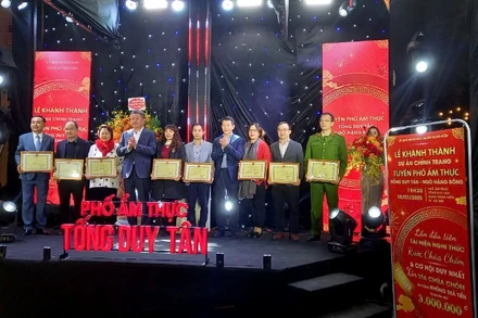 Phó Chủ tịch UBND thành phố Hà Nội Nguyễn Mạnh Quyền khen thưởng những tập thể, cá nhân có nhiều đóng góp trong cải tạo tuyến phố ẩm thực.