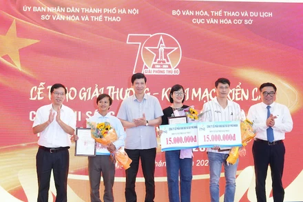 Ban Tổ chức tôn vinh những tác giả có tác phẩm xuất sắc nhất tham gia cuộc thi.