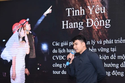 Các đại biểu trao đổi về giải pháp phát triển khai thác du lịch hang động tại Công viên địa chất Lạng Sơn.