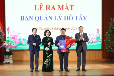 Lãnh đạo quận Tây Hồ giao nhiệm vụ cho Ban Quản lý Hồ Tây.