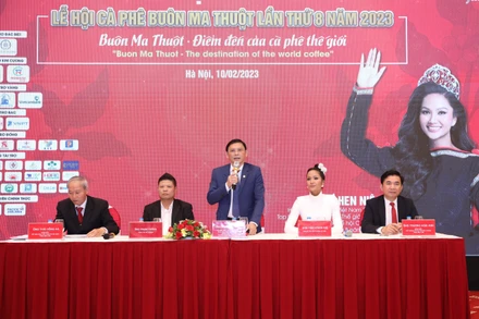 Đại diện Ban Tổ chức Lễ hội cà-phê trao đổi về các hoạt động trong lễ hội.