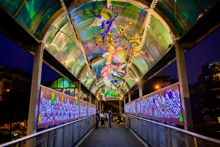 Cầu dành cho người đi bộ trên phố Trần Nhật Duật trở thành một không gian nghệ thuật hấp dẫn.