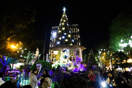 Nhà thờ Lớn luôn được trang hoàng đẹp, thu hút đông khách tham quan.