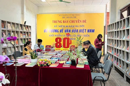 Độc giả đến nghiên cứu, tìm hiểu tại trưng bày.