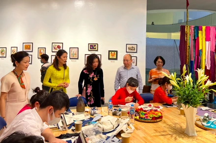 Các bạn trẻ là người khuyết tật trình diễn cách làm tranh từ vải vụn.