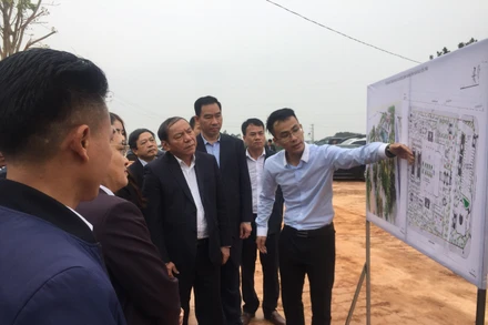 Bộ trưởng Văn hóa, Thể thao và Du lịch Nguyễn Văn Hùng nghe giới thiệu về dự án Khu lưu niệm danh nhân Nguyễn Trãi tại xã Nhị Khê, huyện Thường Tín, Hà Nội.