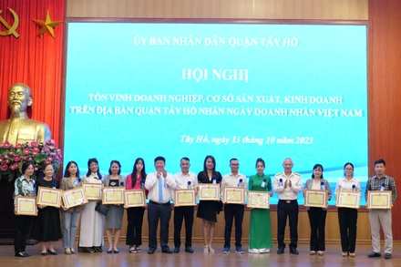 Quận Tây Hồ biểu dương những doanh nghiệp, doanh nhân tiêu biểu trên địa bàn.