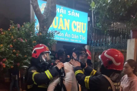 Lực lượng chức năng giải cứu nạn nhân vụ cháy.