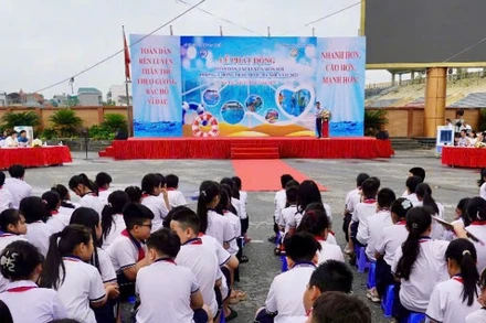 Các em học sinh được trang bị kiến thức về phòng, chống đuối nước khi hè về. 