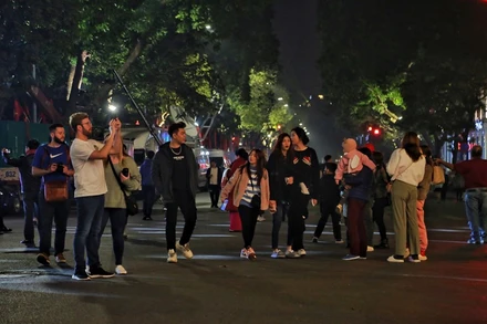 Người dân tập trung về hồ Hoàn Kiếm chuẩn bị đón giao thừa.