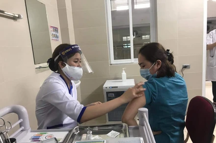Hà Nội vận động người dân tiêm vaccine, chủ động phòng, chống dịch bệnh Covid-19.