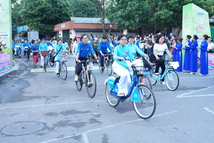 Ngày hội đạp xe "Sắc sen Tây Hồ" thu hút đông đảo các tầng lớp nhân dân Thủ đô tham gia.