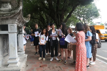 Khách du lịch tham quan, tìm hiểu tại di tích Văn Miếu - Quốc Tử Giám.