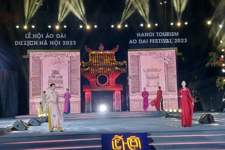 Trình diễn những bộ sưu tập áo dài trong khai mạc Lễ hội Áo dài Du lịch 2023.