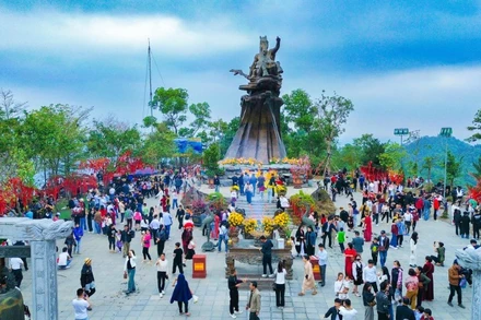 Hàng ngàn người đến với Lễ hội Gióng đền Sóc trong những ngày xuân mới.