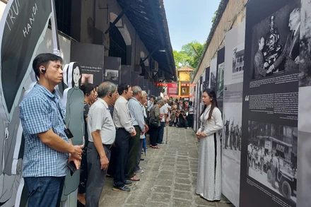 Các đại biểu nghe giới thiệu về trưng bày Sông Hồng cuộn sóng.