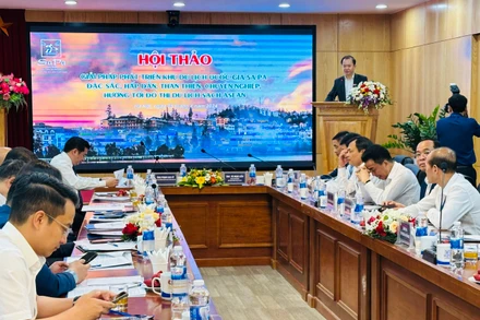 Các đại biểu chia sẻ những ý kiến về phát triển du lịch Sa Pa.